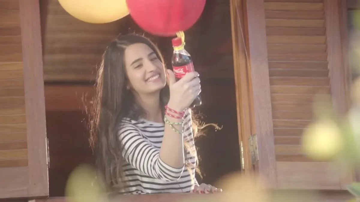 可口可樂給你怎麼樣的感覺?一起看看他們做了什麼(圖/Coca-Cola@youtube)