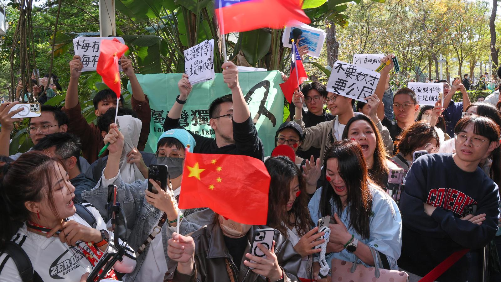 在台灣揮五星旗要罰5萬?網瘋傳國安法修法大地震 查核中心揭這綠委當年提案「最終下場」