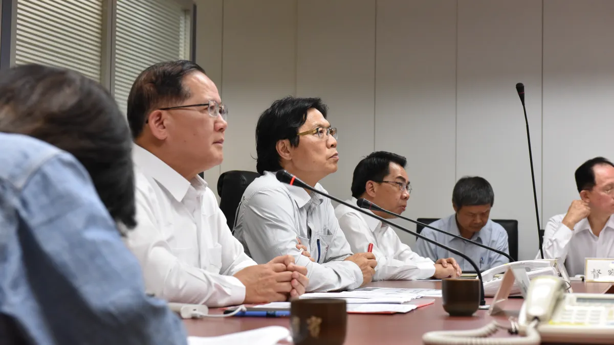 內政部葉俊榮部長今(3)日下午4時30分至警政署成立的「0601豪雨災害緊急應變小組」聽取簡報。警政署長陳國恩在場。(警政署提供)