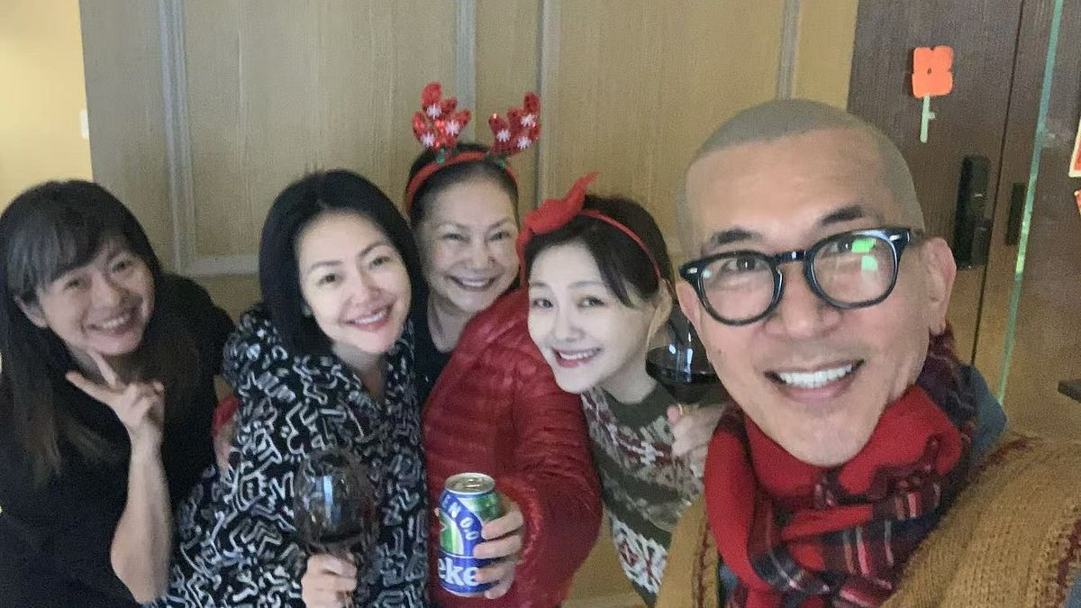 小S去(2024)年聖誕節才曬出和家人們的合照,沒想到如今竟已天人永隔。(圖/翻攝自FB/小S 徐熙娣) 小S去(2024)年聖誕節才曬出和家人們的合照,沒想到如今竟已天人永隔。(圖/翻攝自FB/小S 徐熙娣)