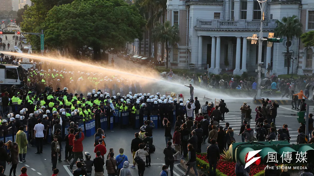 2014年3月爆發太陽花運動,最終蔓延成規模50萬人的群眾示威。圖為學生攻佔行政院。(資料照,余志偉攝) 2014年3月爆發太陽花運動,最終蔓延成規模50萬人的群眾示威。圖為學生攻佔行政院。(資料照,余志偉攝)