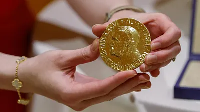 2022年6月20日,俄羅斯諾貝爾和平獎得主穆拉托夫(Dmitry Muratov)拍賣其諾貝爾獎章 ,並將全數收益捐給聯合國兒童基金會,幫助流離失所的烏克蘭兒童。(AP)