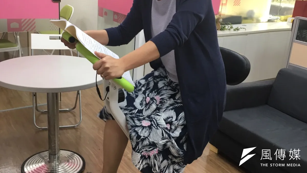 民進黨立委蘇巧慧自掏腰包購入健身車放在辦公室,讓自己和同事在工作閒暇也可以「騎單車」。(王文萱攝)