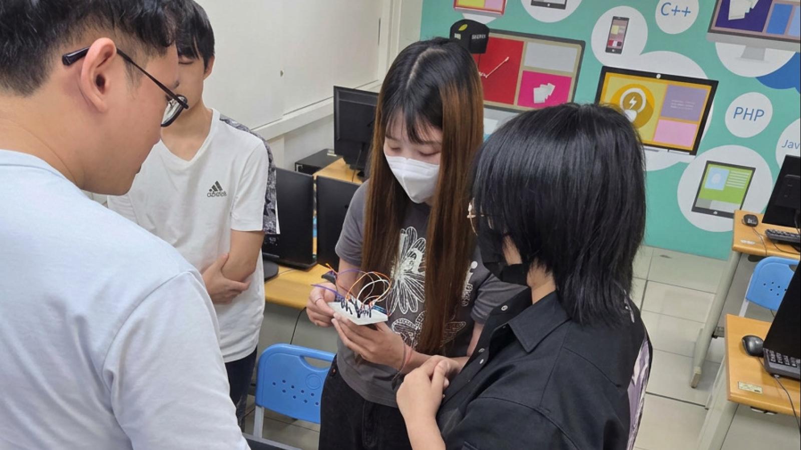 自學程式卡關難突破?桃分署「產業新尖兵」補助最高10萬,助青年跨域轉職