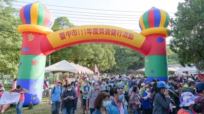 台中市政府勞工局日前在豐原中正公園舉行健行活動,吸引勞工朋友約2千多人參加。(圖/台中市政府提供)