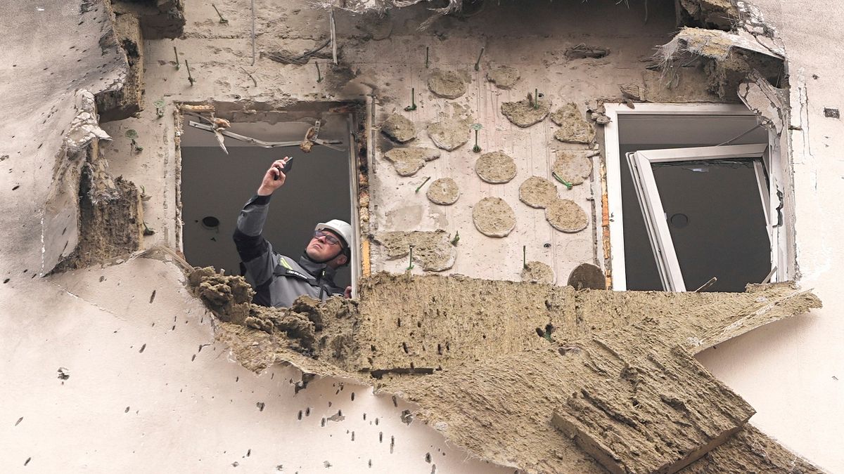 2025年3月11日,俄羅斯莫斯科近郊Sapronovo村烏克蘭無人機墜毀,公寓外牆遭到損壞。(美聯社) 2025年3月11日,俄羅斯莫斯科近郊Sapronovo村烏克蘭無人機墜毀,公寓外牆遭到損壞。(美聯社)