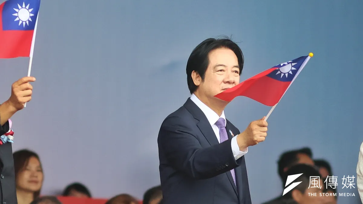 115年國慶大會,總統賴清德揮舞國旗。(柯承惠攝)