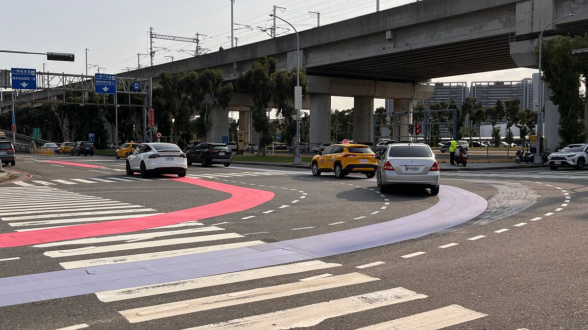 為解決台中高鐵站車輛迷航,中視交通局打造台中首條彩色標線,其中粉紅標線前往1樓載客區行車方向,藍紫標線直達2樓下客區。(圖/台中市政府) 為解決台中高鐵站車輛迷航,中視交通局打造台中首條彩色標線,其中粉紅標線前往1樓載客區行車方向,藍紫標線直達2樓下客區。(圖/台中市政府)