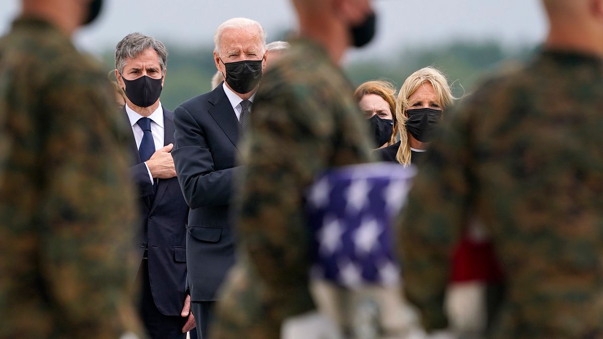 2021年8月29日,美國德拉瓦州多佛空軍基地,拜登總統迎接在阿富汗喀布爾國際機場恐攻中陣亡的美軍官兵遺體(AP) 2021年8月29日,美國德拉瓦州多佛空軍基地,拜登總統迎接在阿富汗喀布爾國際機場恐攻中陣亡的美軍官兵遺體(AP)