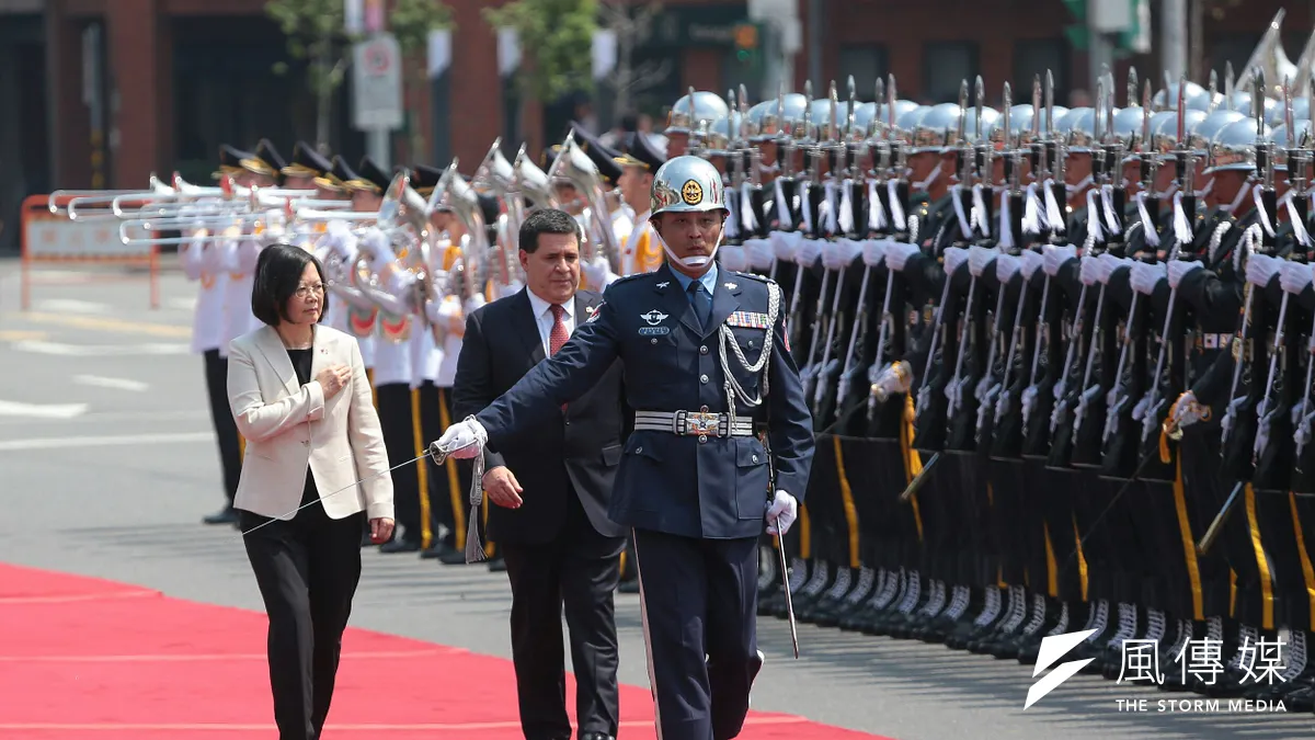 巴拉圭共和國總統卡提斯(Horacio Cartes,後右)致詞時以西班牙文3度提及「蔣介石」,外交部傳譯翻譯時,卻未譯出「蔣介石」,僅以「建立中華民國的諸多偉人先進」取代。(顏麟宇攝) 巴拉圭共和國總統卡提斯(Horacio Cartes,後右)致詞時以西班牙文3度提及「蔣介石」,外交部傳譯翻譯時,卻未譯出「蔣介石」,僅以「建立中華民國的諸多偉人先進」取代。(顏麟宇攝)