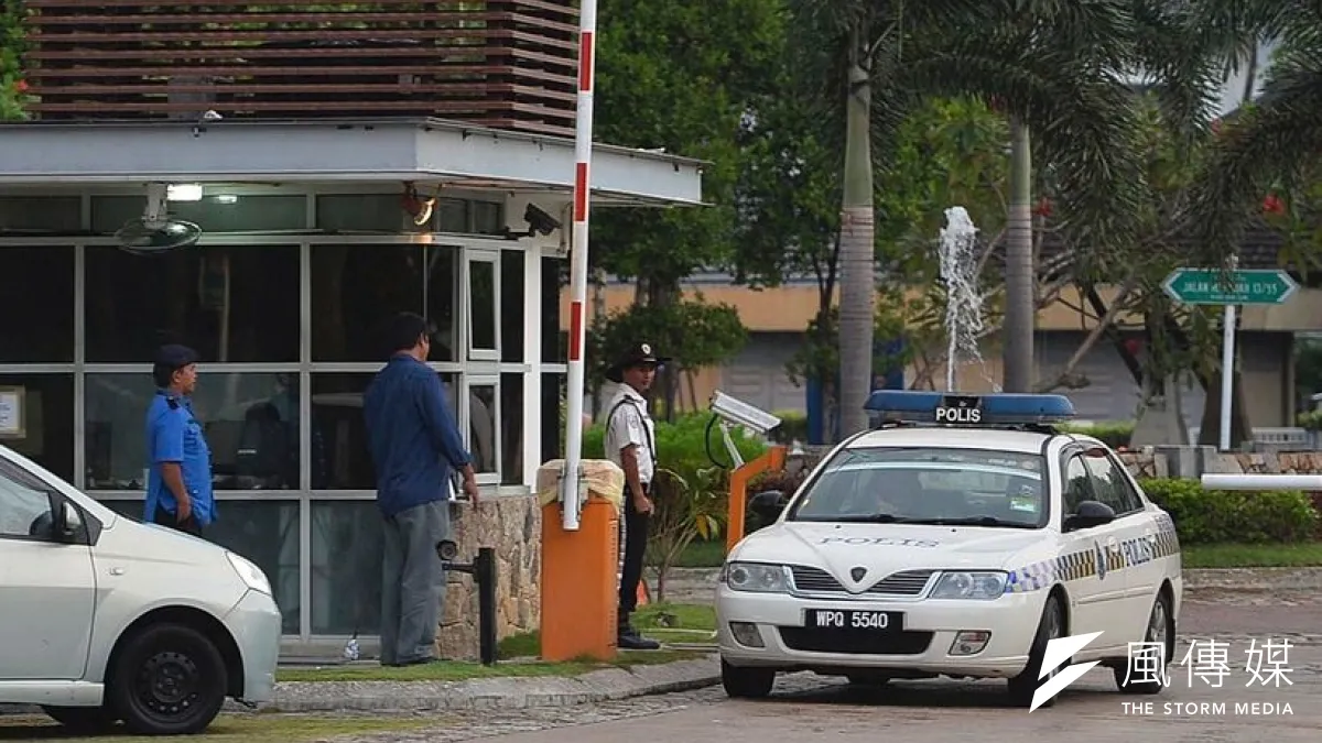 馬來西亞警方15日下午前往馬航MH370班機正駕駛札赫里的住處進行搜索。(美聯社)
