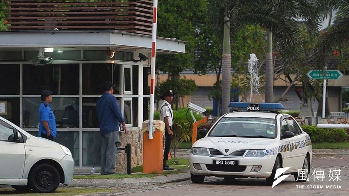 馬來西亞警方15日下午前往馬航MH370班機正駕駛札赫里的住處進行搜索。(美聯社) 馬來西亞警方15日下午前往馬航MH370班機正駕駛札赫里的住處進行搜索。(美聯社)