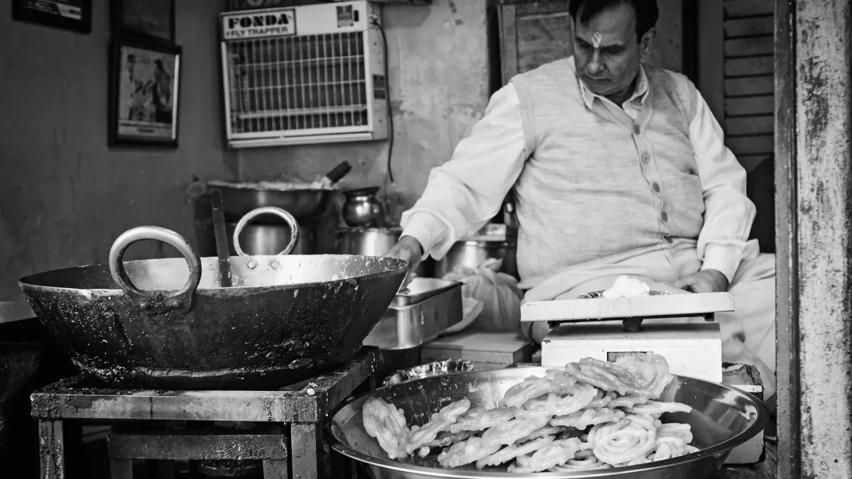 羅瑪肯在月光市集(Chandini Chowk)販賣一種叫作「糖耳朵」(Jalebi)的印度點心(圖由南方家園提供)