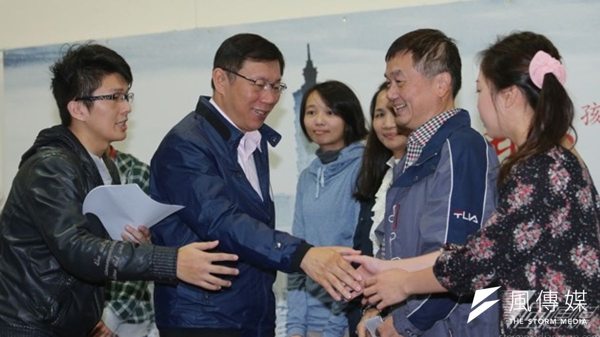 台北市長候選人柯文哲(左二)17日發布競選廣告,在網路上深受好評,柯陣營決定更進一步,從19日中午起在電視託播這支廣告。(吳逸驊攝) 台北市長候選人柯文哲(左二)17日發布競選廣告,在網路上深受好評,柯陣營決定更進一步,從19日中午起在電視託播這支廣告。(吳逸驊攝)