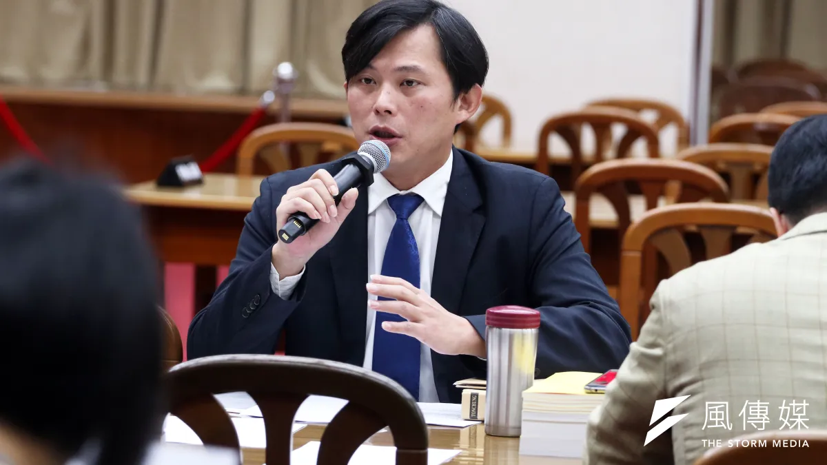 時代力量委員黃國昌5日發文表示,結束財政委員會議程之後,我將至台北地檢署具狀告發前行政院秘書長簡太郎與前第一銀行董事長蔡慶年。(蘇仲泓攝)