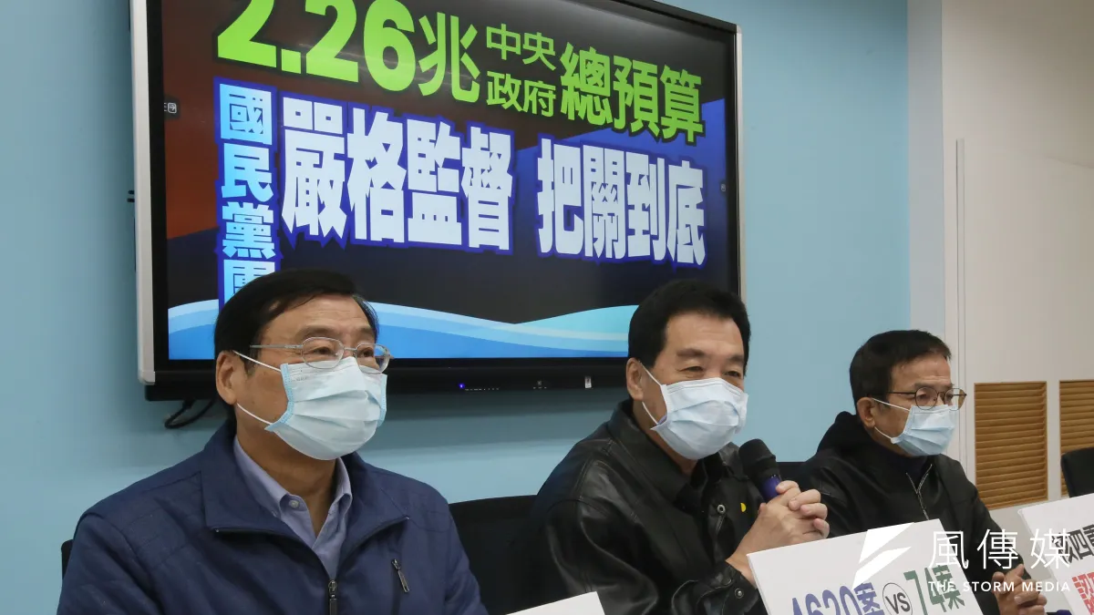 國民黨立院黨團18日召開「2.26兆中央政府總預算 國民黨團嚴格監督 把關到底!」記者會,總召費鴻泰(中)、立委賴士葆(右)、曾銘宗(左)出席。(柯承惠攝)