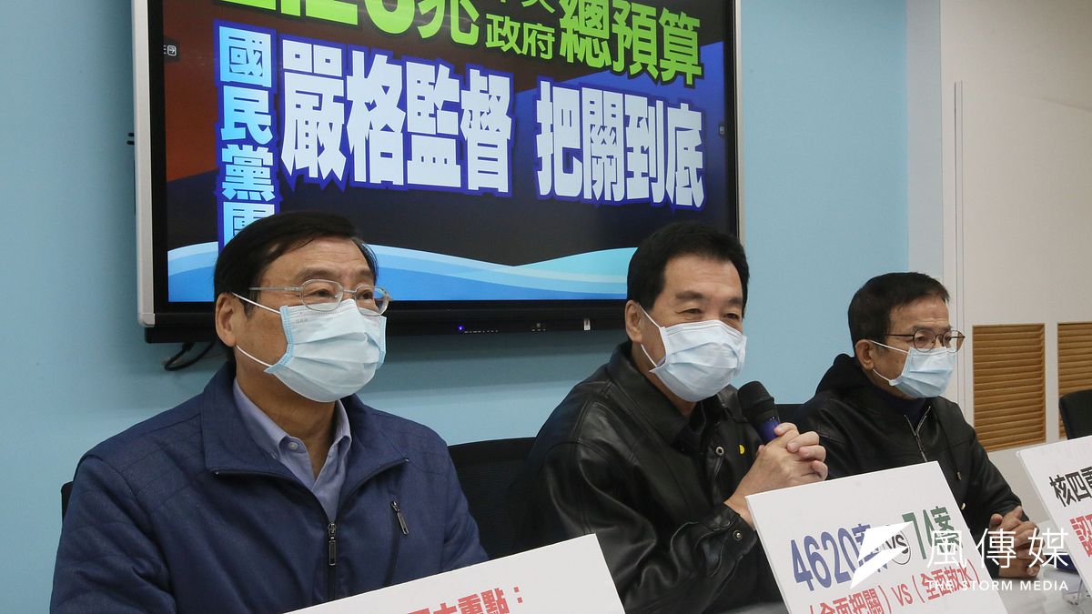 國民黨立院黨團18日召開「2.26兆中央政府總預算 國民黨團嚴格監督 把關到底!」記者會,總召費鴻泰(中)、立委賴士葆(右)、曾銘宗(左)出席。(柯承惠攝) 國民黨立院黨團18日召開「2.26兆中央政府總預算 國民黨團嚴格監督 把關到底!」記者會,總召費鴻泰(中)、立委賴士葆(右)、曾銘宗(左)出席。(柯承惠攝)