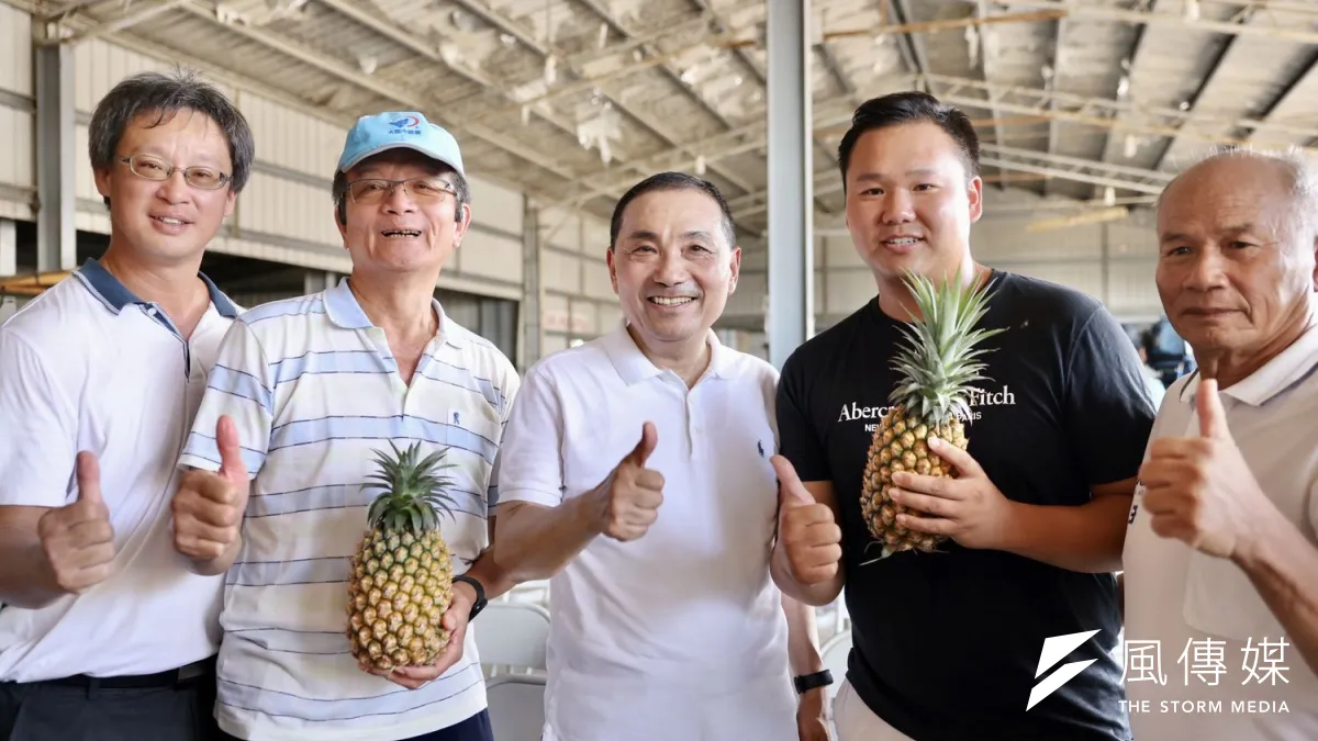新北市長侯友宜向鳳梨農友承諾當選總統後,盡力確保兩岸關係穩定,讓農產品銷路能夠暢通。(圖/侯友宜競選辦公室提供)