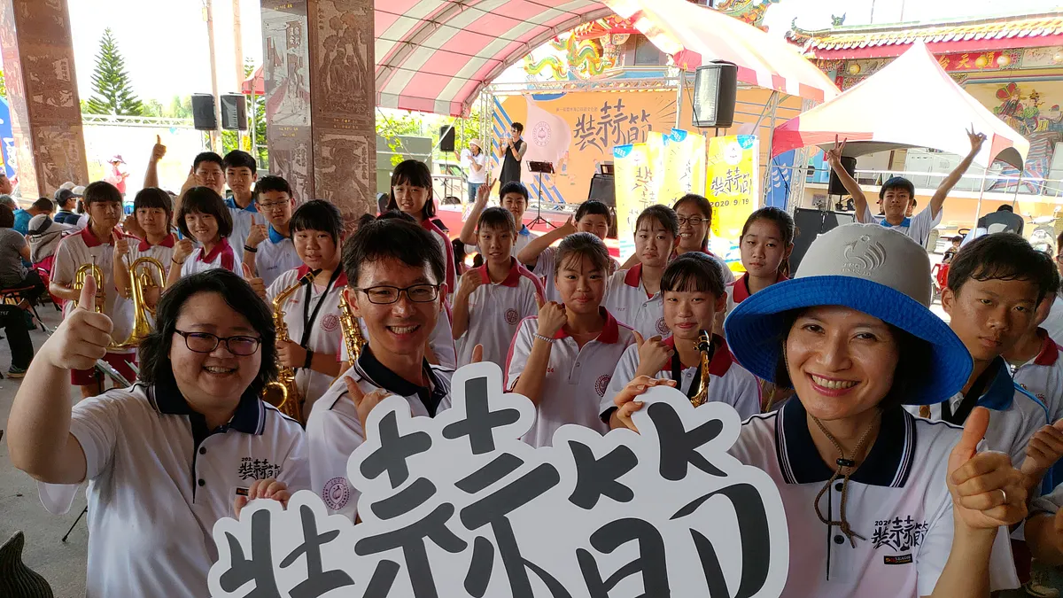 第一屆裝蒜節由雲林縣四湖鄉林厝寮永續發展協會執行長林煌智(中)、妻子陳逸倫(右)、數位行銷高手黃心怡(左)與策展人黃耀寬共同發起,呼籲「直接跟蒜農買」。( 圖/雲林縣四湖鄉林厝寮永續發展協會提供)