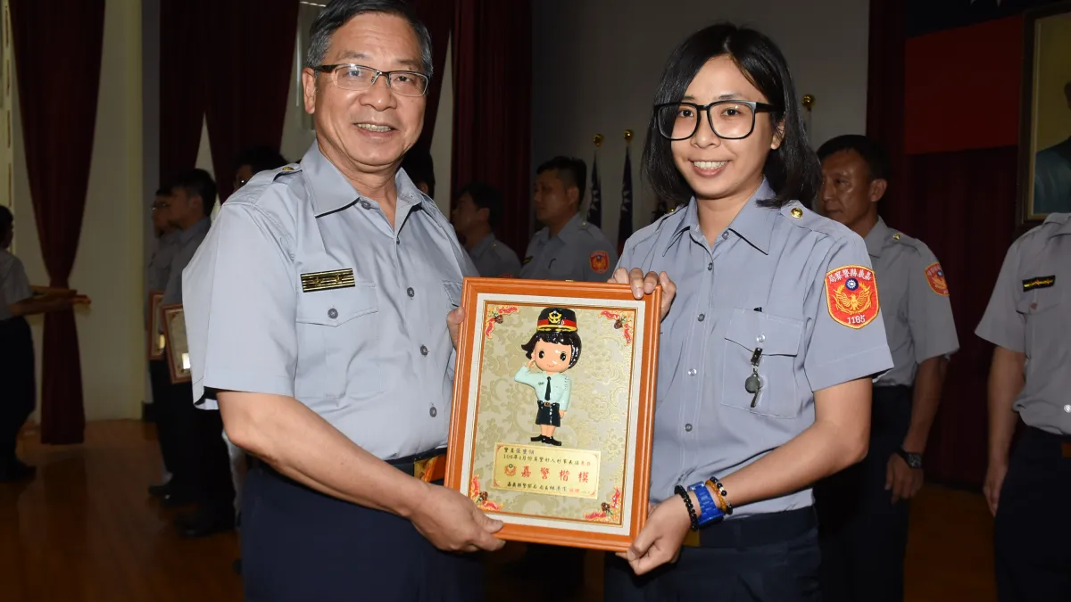 嘉義縣警察局林清求表揚為民服務優良員警7件16人,期許五心顧嘉義。(圖/嘉義縣警局提供)