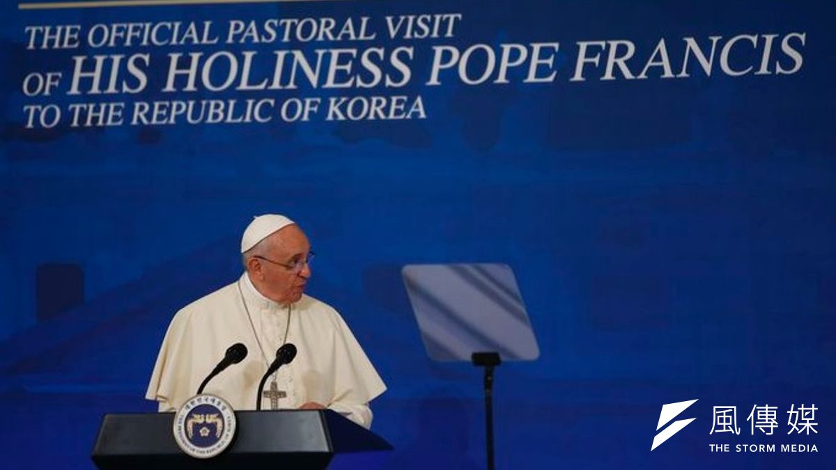 教宗方濟各14日在青瓦臺為南韓公務員進行演說(美聯社) 教宗方濟各14日在青瓦臺為南韓公務員進行演說(美聯社)