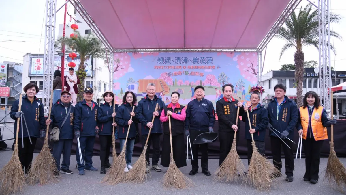 花蓮縣長徐榛蔚與立法委員傅崐萁、多位議員及環保志工們,東大門夜市、日出大道、重慶市場週邊進行掃街活動,為花蓮環境盡一份力。(圖/花蓮縣政府提供)