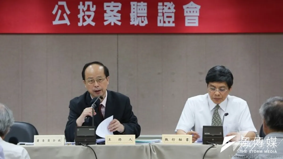 監委被提名人朱新民(左)目前是公投審議委員會主委,與國民黨關係不錯。(資料照片,余志偉攝) 監委被提名人朱新民(左)目前是公投審議委員會主委,與國民黨關係不錯。(資料照片,余志偉攝)