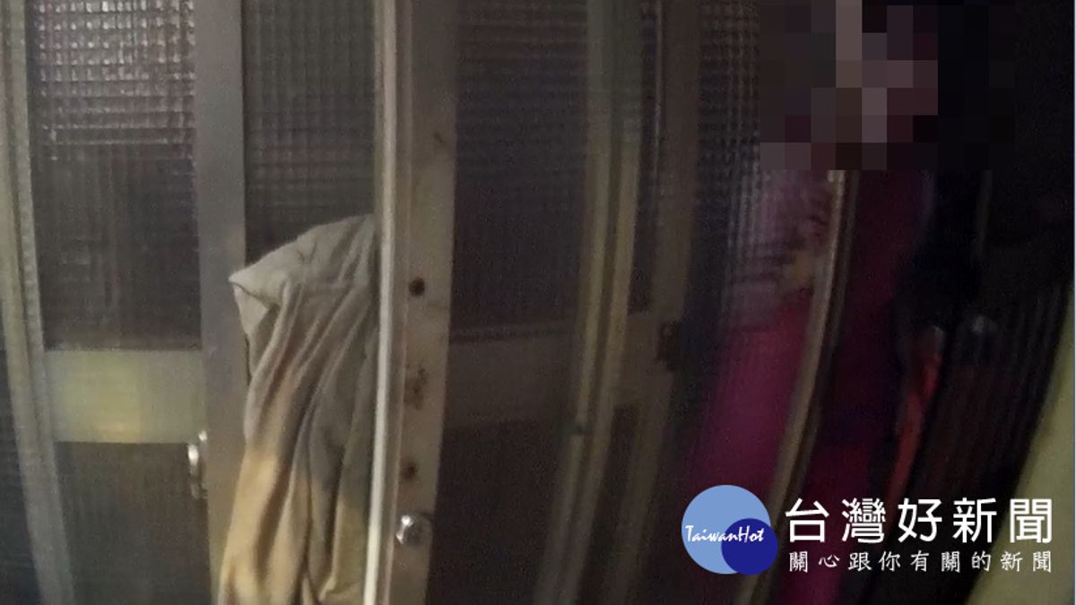 女子情緒不穩家中失控 警即刻到場協助就醫 女子情緒不穩家中失控 警即刻到場協助就醫