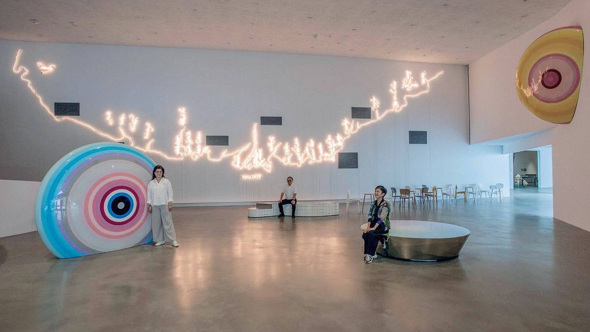 內惟藝術中心大廳即展廳。圖左起為高雄市文化局局長王文翠、高雄市副市長史哲、高美館館長李玉玲。(圖/高美館提供) 內惟藝術中心大廳即展廳。圖左起為高雄市文化局局長王文翠、高雄市副市長史哲、高美館館長李玉玲。(圖/高美館提供)