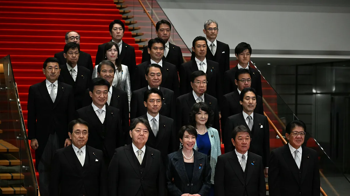 10月21日、高市早苗首相が内閣メンバーと共に公に姿を見せる。(AP通信) 10月21日、高市早苗首相が内閣メンバーと共に公に姿を見せる。(AP通信)