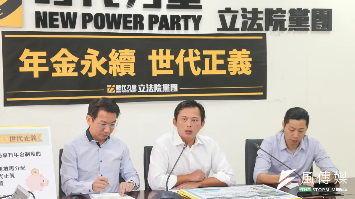 針對軍公教93大遊行,黃國昌表示,黨團立場是尊重,但並不了解遊行的訴求是什麼,因此無法評論。(陳明仁攝)