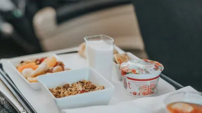 若飛行時間較長,航空公司會提供餐點給旅客,不過,你知道有6種食物絕不要點嗎?(示意圖/取自unsplash)