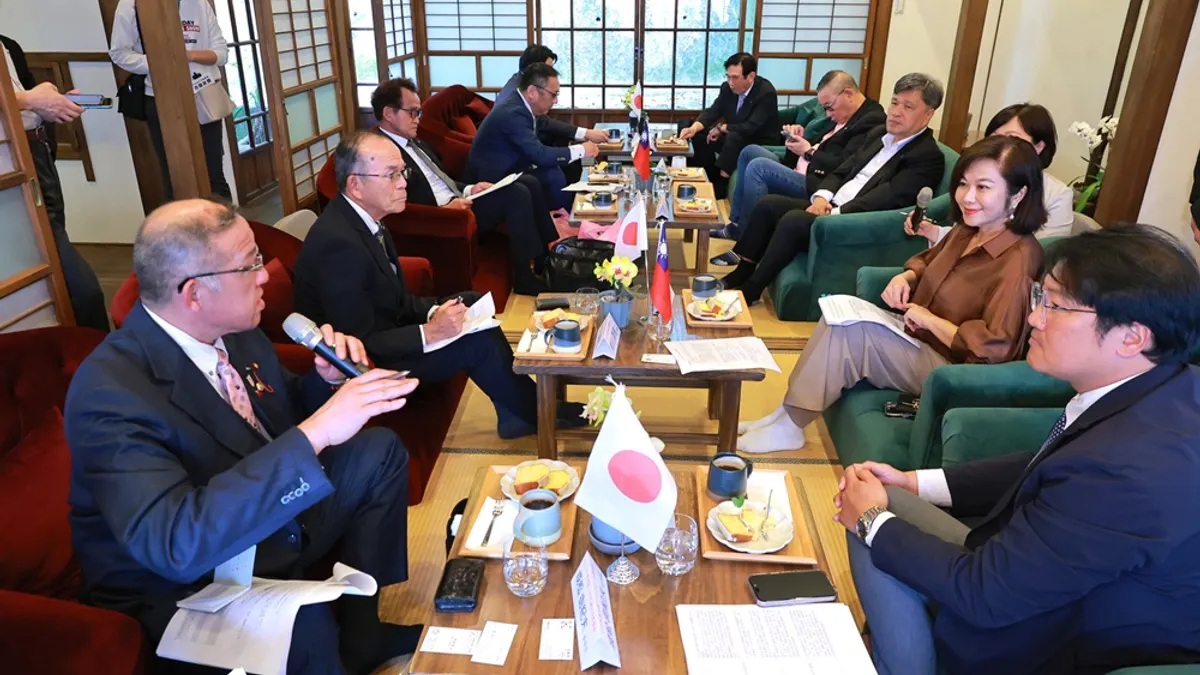 八代市議会海外行政視察団が基隆を訪問し、副市長の邱佩琳、民政処長の張淵翔らが応対した。(写真/基隆市政府提供)