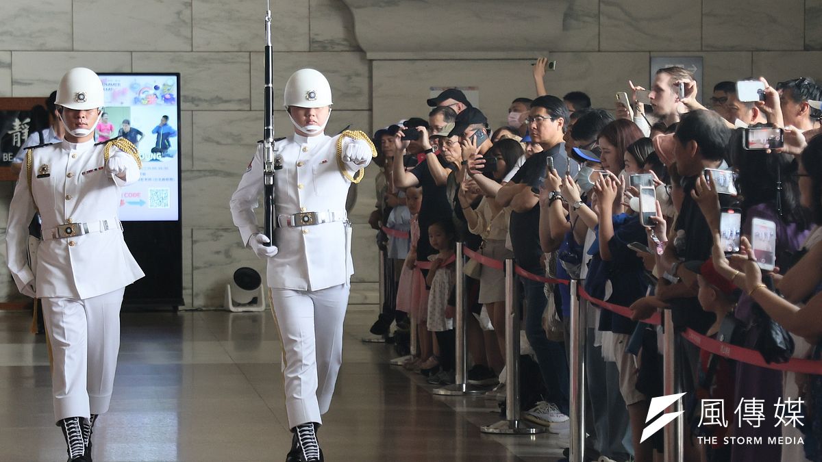 三軍儀隊在中正紀念堂蔣中正銅像大廳執勤交接, 民眾在旁觀看。(資料照,柯承惠攝) 三軍儀隊在中正紀念堂蔣中正銅像大廳執勤交接, 民眾在旁觀看。(資料照,柯承惠攝)