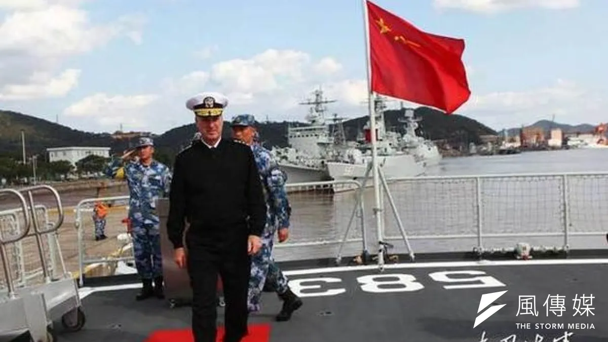 美國將領登艦參觀中國軍艦,增進交流。(中國海軍網)
