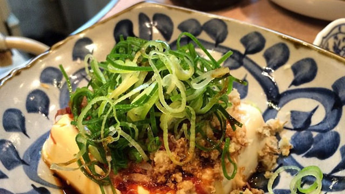 冷豆腐加上蔥、生薑泥就能讓整體味道帶點嗆感!(圖/notdesign@flickr) 冷豆腐加上蔥、生薑泥就能讓整體味道帶點嗆感!(圖/notdesign@flickr)