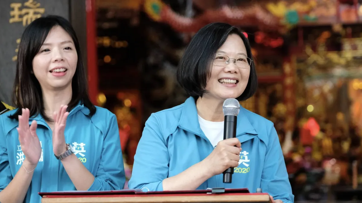 總統蔡英文(右)15日已是連續第4個周末與無黨籍立委參選人洪慈庸(左)同台。(蔡英文競辦提供)
