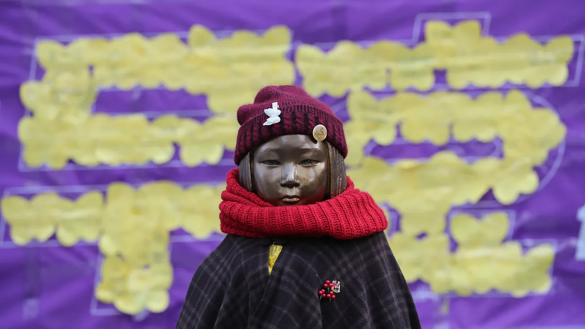 南韓慰安婦問題,經常引發民間大規模示威抗議,這是首爾日本大使館附近的慰安婦雕像(AP)