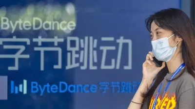 上海字節跳動辦公樓外一名女士在用手機通電話(3/8/2020)