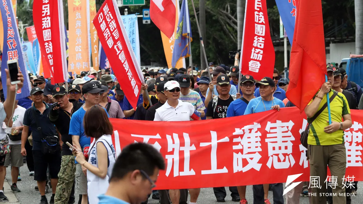 反軍改團體「八百壯士」下午繞行立法院周邊遊行。(蘇仲泓攝)