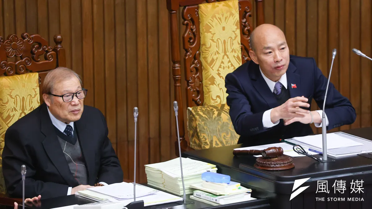 民進黨團提案譴責立法院秘書長周萬來(左)。(資料照,麟宇攝)