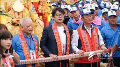 民進黨立委沈伯洋(中)25日到松山慈惠堂出席「2026台北母娘文化季保民遶境嘉年華起駕」,成為他參選台北市長的起手式。(劉偉宏攝)