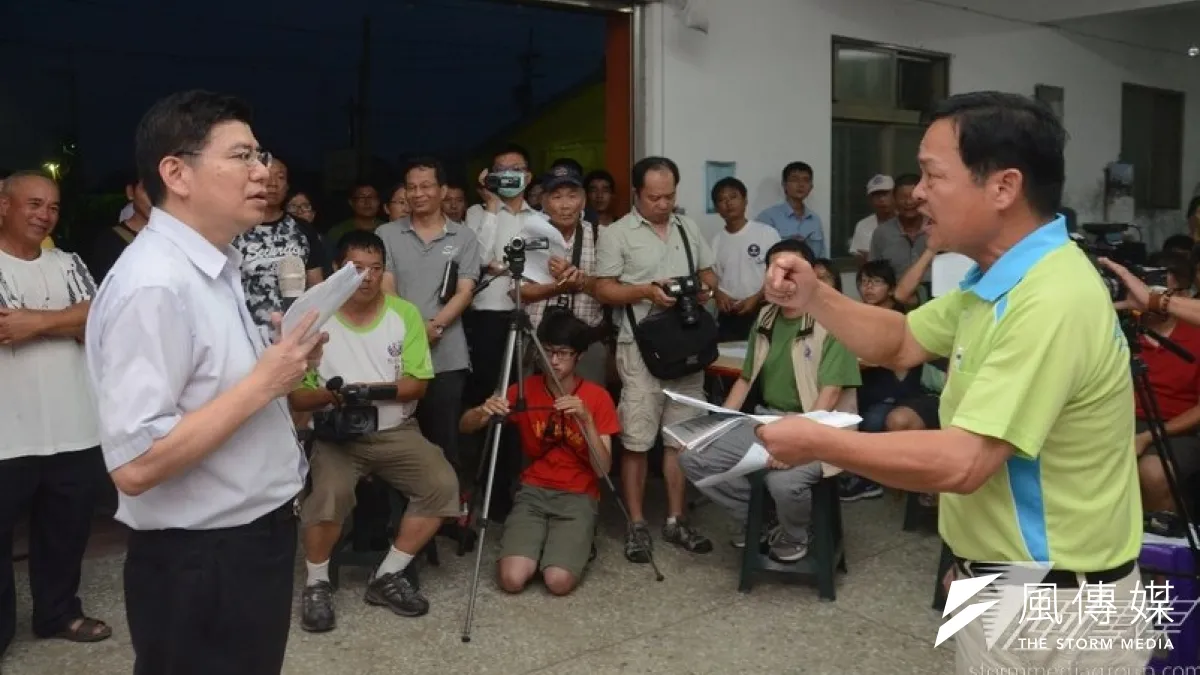 雲林縣議員林深(右)多次要求台大公衛學院教授詹長權解釋報告內容。(宋小海攝)