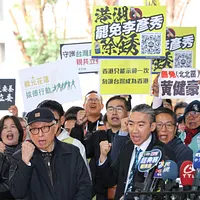 大規模罷免の時代が開始。聯電創業者の曹興誠氏(左から2番目)は3日、罷免団体と共に署名書を提出したが、内部情報によると罷免団体内部で意見が分かれ。(資料写真、顔麟宇撮影) 大規模罷免の時代が開始。聯電創業者の曹興誠氏(左から2番目)は3日、罷免団体と共に署名書を提出したが、内部情報によると罷免団体内部で意見が分かれ。(資料写真、顔麟宇撮影)