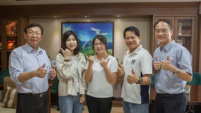 輔英科大校長顧志遠(左起)、第三名林宜蓁、第七名鍾佩玲、醫技系曾維昌老師、曹德安主任合影。(圖/輔英科大提供)