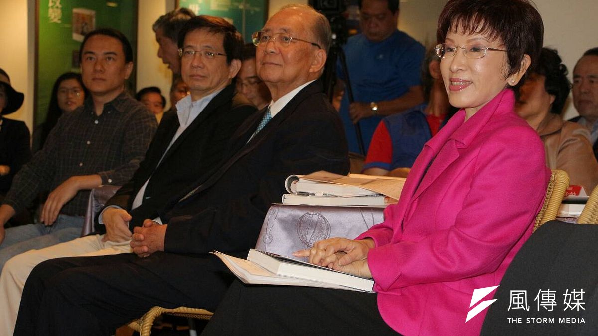 立法院副院長洪秀柱新書發表會,前國發會主委管中閔、翟本喬等人到場。(葉信菉攝) 立法院副院長洪秀柱新書發表會,前國發會主委管中閔、翟本喬等人到場。(葉信菉攝)