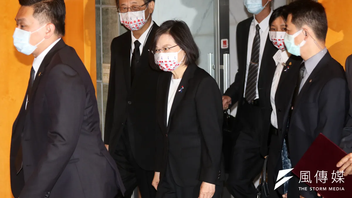 日本前首相安倍晉三遭槍擊身亡,連動我國內安維規格。總統蔡英文(中)11日和行政院長蘇貞昌均前往日本交流協會弔唁時,警政署長黃明昭現身親自坐鎮。(蘇仲泓攝)