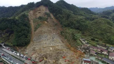 山崩造成一個小堰塞湖(右下)對救援行動形成了阻礙。(BBC中文網)