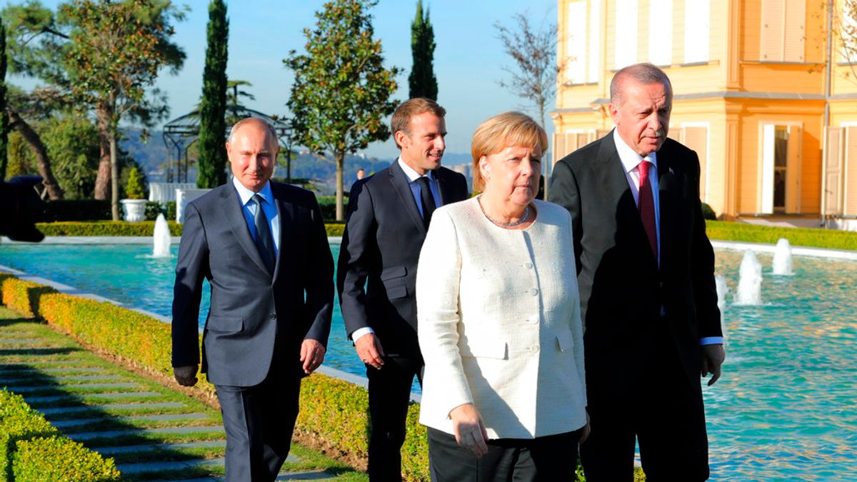 2018年10月27日,俄羅斯總統普京、德國總理梅克爾、土耳其總統艾爾多安、法國總統馬克宏召開伊斯坦堡峰會,商討敘利亞情勢。(AP) 2018年10月27日,俄羅斯總統普京、德國總理梅克爾、土耳其總統艾爾多安、法國總統馬克宏召開伊斯坦堡峰會,商討敘利亞情勢。(AP)