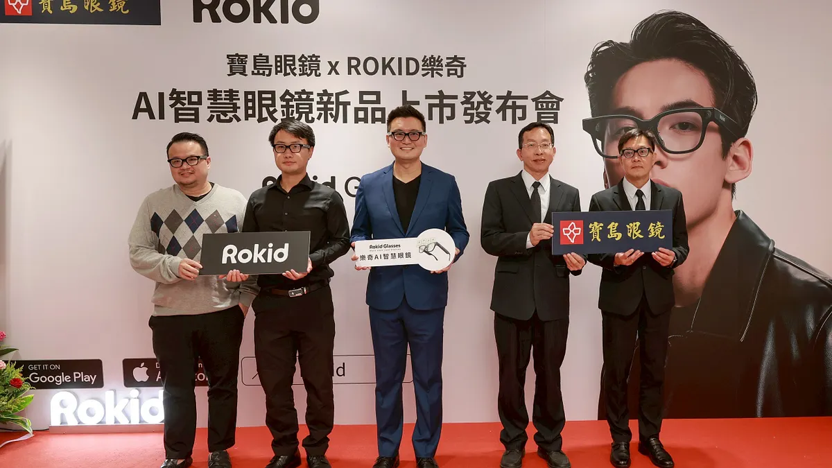 寶島眼鏡攜手Rokid樂奇舉辦「AI智慧眼鏡新品上市發佈會」,雙方團隊代表於會場合影,宣布Rokid Glasses正式由寶島眼鏡成為全台唯一授權視光通路,象徵AI穿戴科技與專業驗光服務的跨界合作正式啟動。(圖/寶島眼鏡提供) 寶島眼鏡攜手Rokid樂奇舉辦「AI智慧眼鏡新品上市發佈會」,雙方團隊代表於會場合影,宣布Rokid Glasses正式由寶島眼鏡成為全台唯一授權視光通路,象徵AI穿戴科技與專業驗光服務的跨界合作正式啟動。(圖/寶島眼鏡提供)
